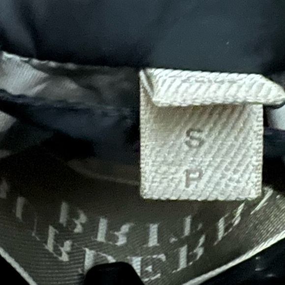 Burberry Black Puffer Jacket with Modern Quilting (SP) - Picture 13 of 14